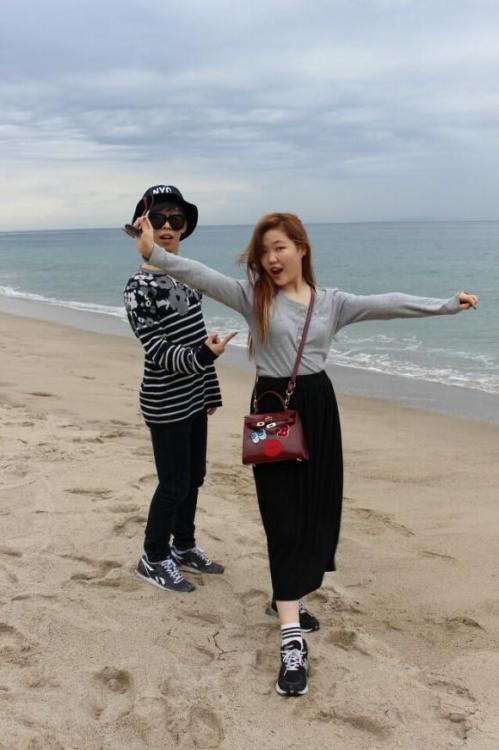 akmunews: Unseen pics of AKMU in California! note: this was a gift for fans. It was posted in their 