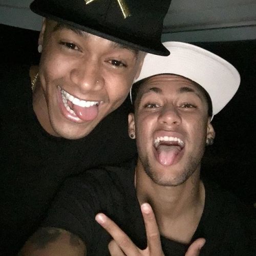 fzneymar:  18.11.2015 Neymar & Leo Santana#repost #instagram @neymajr  •••Meu brother @oleosantana 👊🏽👊🏽👊🏽👊🏽 #FalamQueSomosParecidos