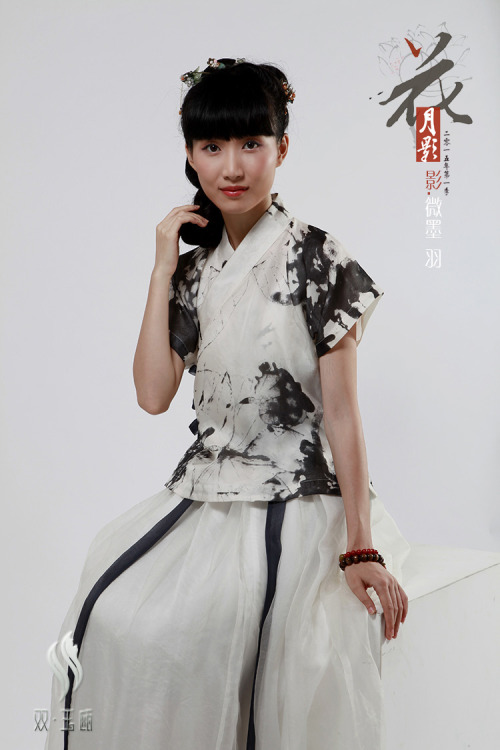 ziseviolet: fouryearsofshades: Model 周玲双玉瓯 shyuou.taobao.com/ Traditional Chinese Hanfu.