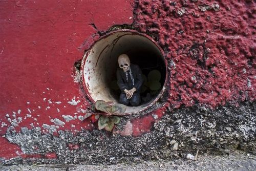 devidsketchbook:  CEMENT ECLIPSES @ CHIAPAS MEXICO Artist Isaac Cordal (tumblr / facebook) - “With the simple act of miniaturization and thoughtful placement, Isaac Cordal magically expands the imagination of pedestrians finding his sculptures on the