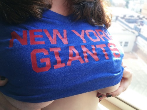 nakednewsgirl:  Let’s go, Giants! 🏈 