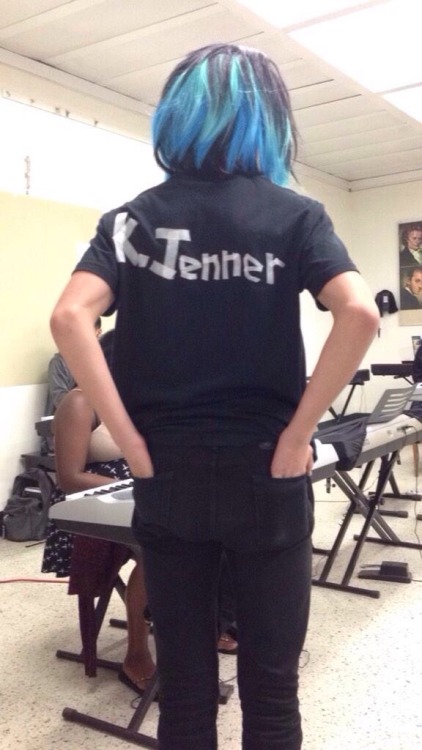 keeping-up-with-the-jenners:certan:omg Kylie Jenner is at my school