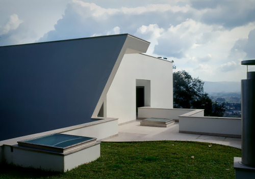 ÁLVARO SIZA VIEIRAVIEIRA DE CASTRO HOUSE, 1994Vila Nova de Famaliçao, Portugal Images © Duccio Malag