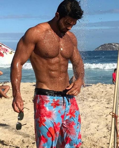 itsswimfever:  Beach shower stud…