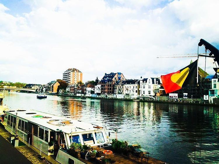 Walking around Namur last year with Maty. 💛 #heart #belgiumflag #boat #rive #lastyear