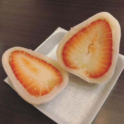 21.05.01Fruit Daifuku for breakfast. #朝ごはん #ゴールデンウィーク #弁才天 #フルーツ大福 #大福 #日本食 #和食 #カメラ好きな人と繋がりたい #写真