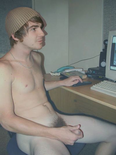 rednecksmoker:  celebrity-dongs:Drake Bell’s juicy cock.  Aesthetically beautiful