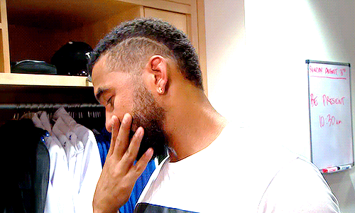 yall see how big his fingers are…