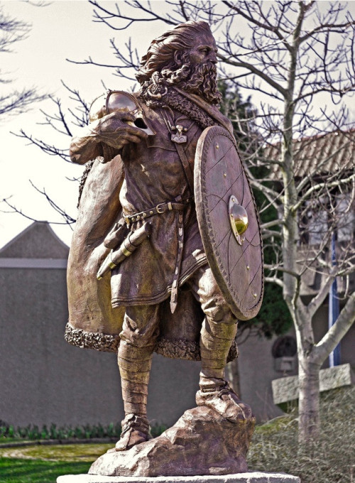 joyfultraditionalist - Statue of the first King of Norway,...