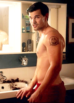 famousmeat:  Taylor Lautner shirtless &