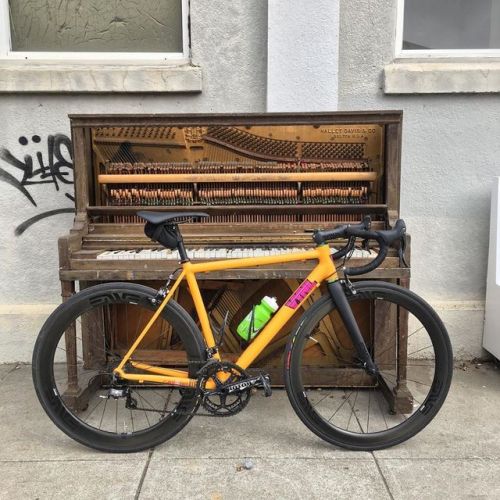 vynlbikes: We always roll to the music. www.instagram.com/p/B3FXXwMlAki/?igshid=12vtkenj9e44