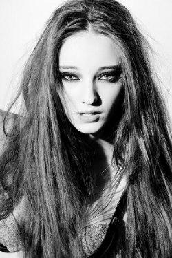 N-O-O-N-E-K-N-O-W-S:  Emma Dumont @ Wilhelmina Models New York