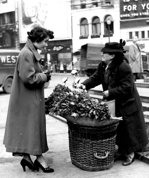 :  Elizabeth Taylor photographed by Mark Kauffman in London, 1948.