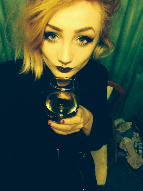 wrappedinplastikkk:  Face spam of me and Laura’s amazing contouring bronzer
