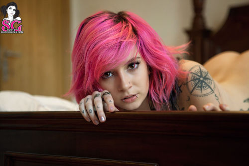 anothersuicidegiirl:  Katherine in the set…. What happens in London
