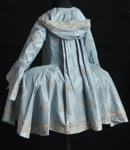 ephemeral-elegance: Hooded Pet en l'ier Jacket, ca. 1790 via Textilemuseet it’s a hoodie &agra