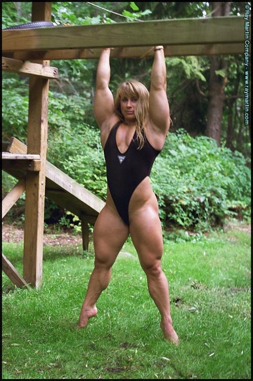 femalemusclelover:  pr2pac:  Must be a great Fuck, I’m sure  Yummy thighs 😋😁