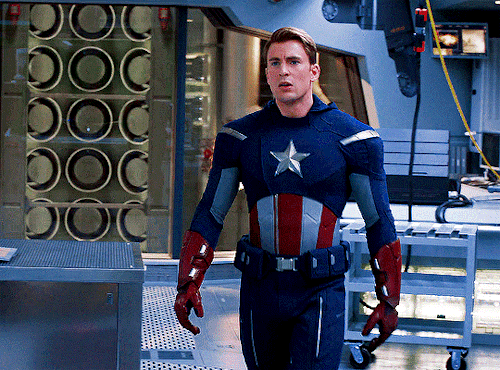 dailystevenatasha:If you’re gonna fight a war, you got to wear a uniform.Steve Rogers + Captain Amer