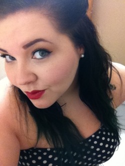 fuckyeahchubbygirls:  red lip day is a good day  Nice