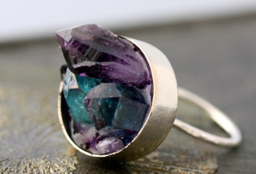 nijixsmallgrey: wickedclothes: Crystal Ring This ring features an unusual keyhole-shaped band, which