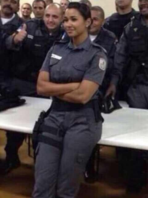 goldenboi808:  sexcretaryofstate:  Ms. Officer  Hot hot hot police lady! 