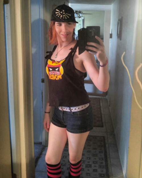 clearly-madd:Modded my old Captain Falcon shirt into a crop top and finally wore a women’s swimsuit 