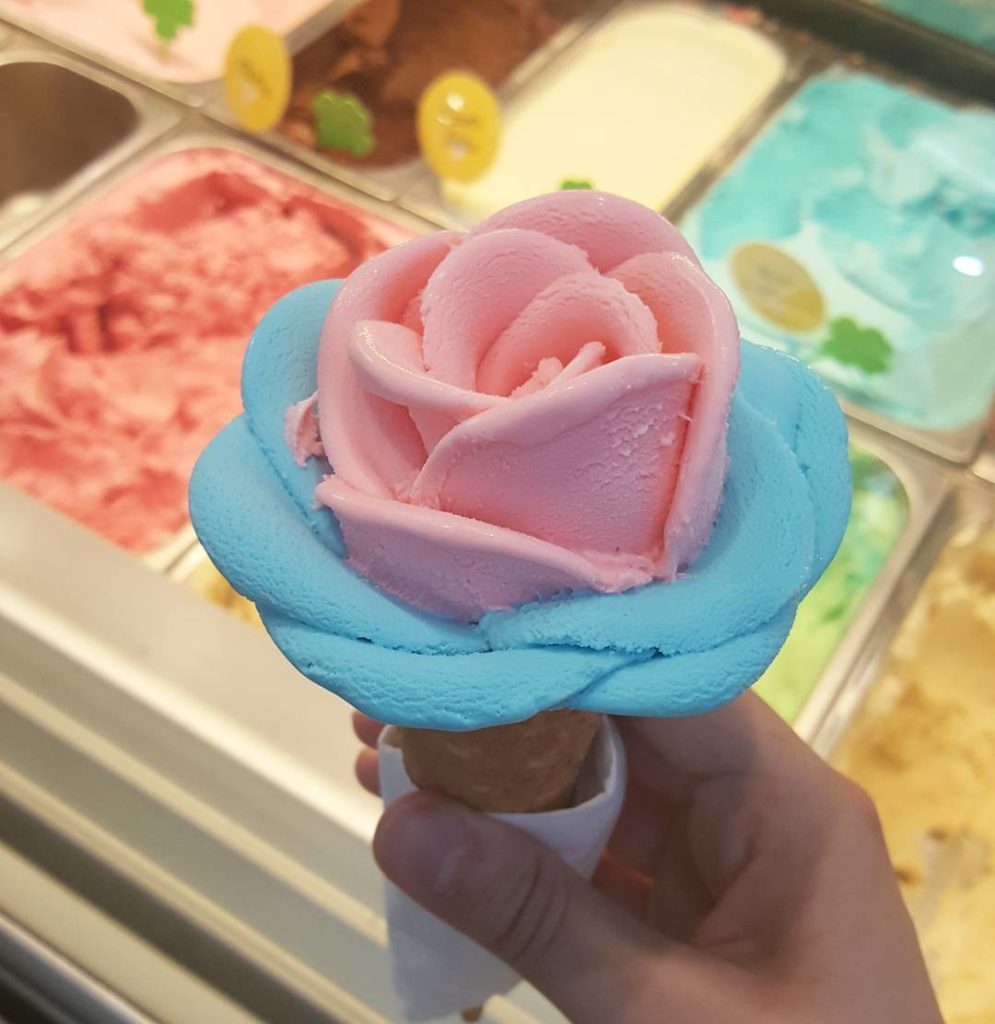 mymodernmet:  Delightful Rose-Shaped Scoops of Gelato Are Popping Up All Over Instagram