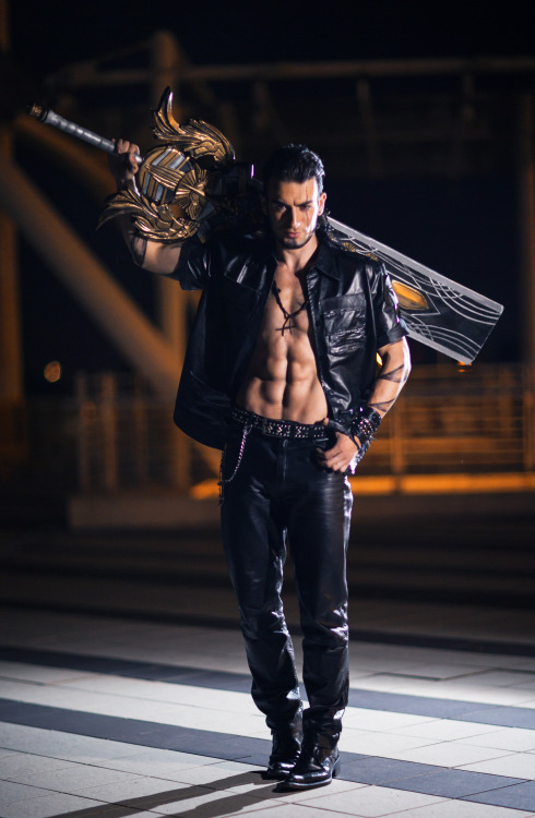 imperiius: whyswhoswhats: dantalaois: illjumpyourbones: Gladiolus cosplay by Leon Chiro [PUNCHES @wh