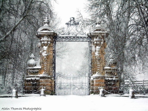 Legendary-Scholar:    Heilles - The Portal Of The Park Of The Ducal Castle Of Mouchy-Le-Châtel.this