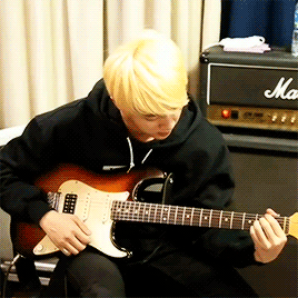 jongtaekwoon:jin + playing the guitar 