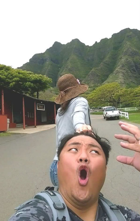 demho3zhatinq: boredpanda: Taiwanese Couple Hilariously Parodies #FollowMeTo Couple LMAOOOOOO @wonto