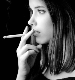 calosandreadm: Sexy essa mulher fumando