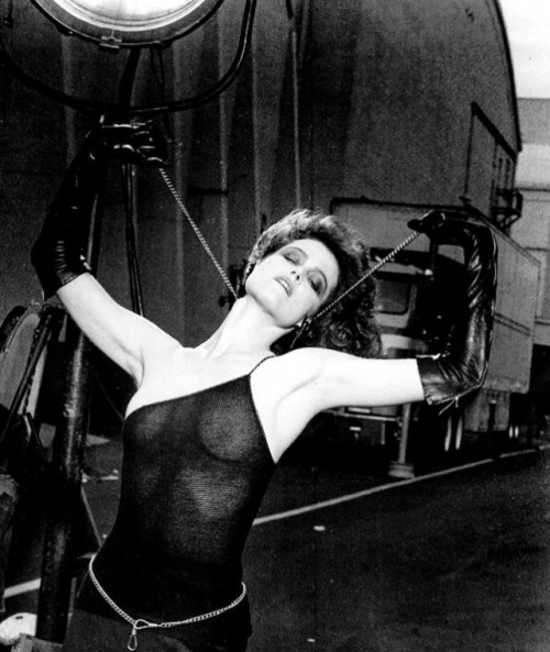 reine-de-nuit:Sigourney Weaver Ph: Helmut Newton