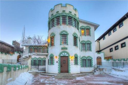 $1,750,000/4 br/3175 sq ftSubmission!Calgary, Alberta“ Six Spiral Stair Cases, a Bridge, Dominant To