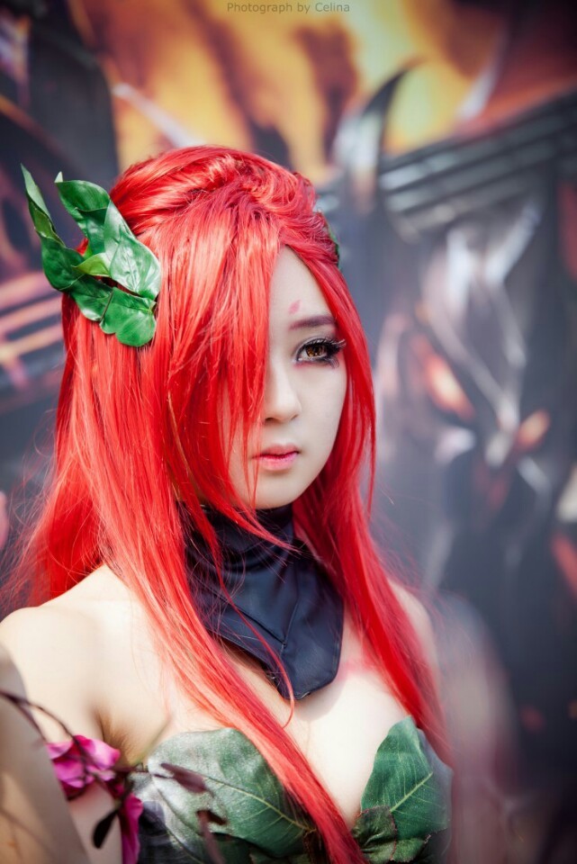 league-of-legends-sexy-girls:  Zyra Cosplay