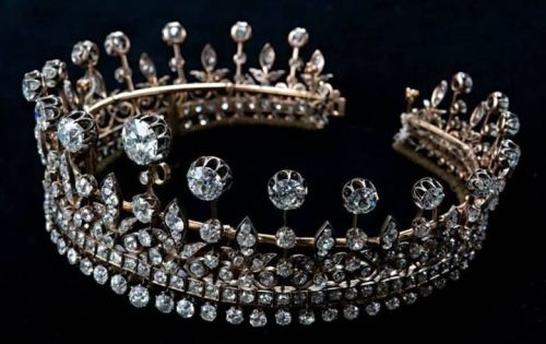 s0fixa:Tiara that belonged to the last Queen of Portugal, D. Amélia. There used to be a matching nec