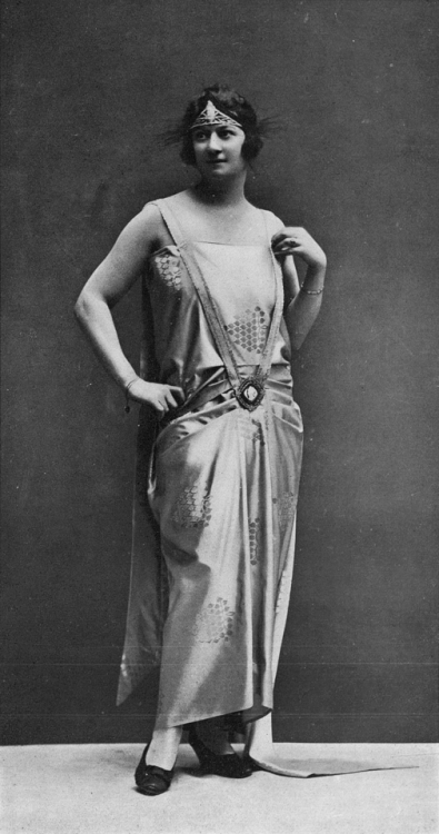 Evening gown by Monge, Les Modes January 1923. Photo by Rahma.