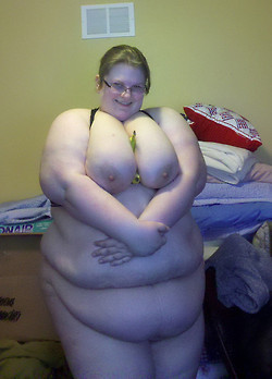 ilovessbbwss:  I would love to rub her fat