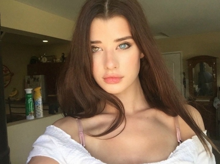 finofilipino:  La moza del día es Sarah McDaniel.En el Arca de Fino su galería.