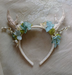 shopping-and-shit:  Floral Antler Headband