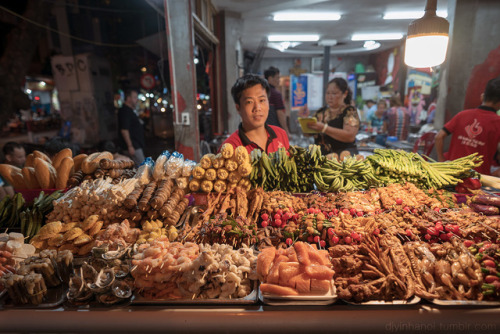 Mange ou ne mange pas,On te le comptera pour un repas.Proverbes russes Street Photography - Hanoi 