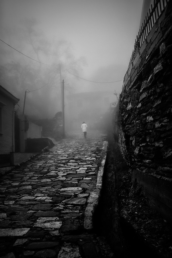 fotografiae:  Walking… by iliasvarelas. http://ift.tt/1eUilcs 