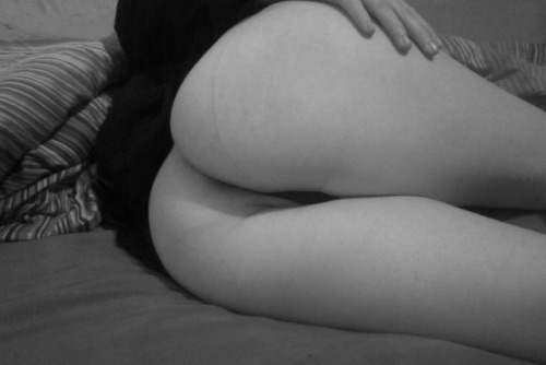 submissively-pornographic:  Gonna touch myself before I go to bed 