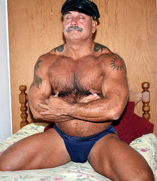 nippig:  http://nippig.tumblr.com/archive  Hot muscle DILF