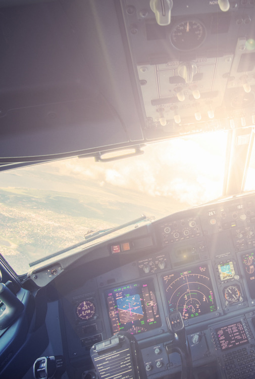 stopdreamingstartflying:  Cockpit shine