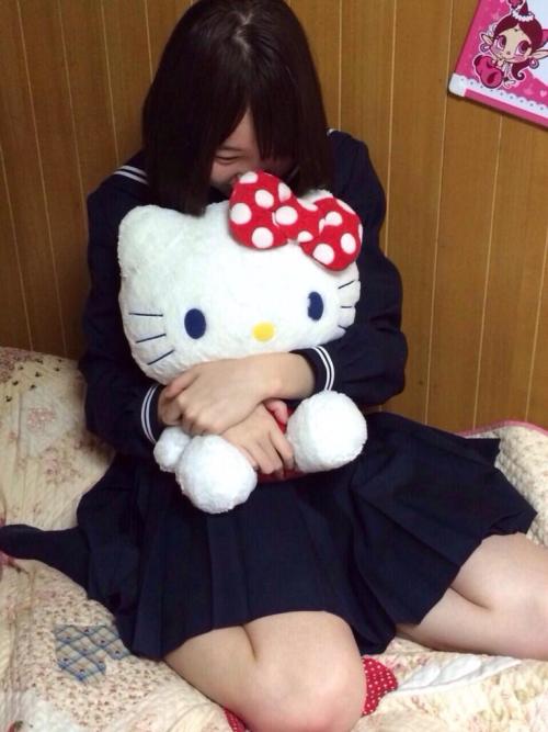 cumbottle:  xn—1ckye7bb9130e:  妹のセーラー服 着させてもらいました！  