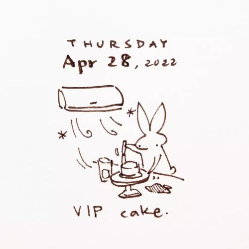 Dessert with luxury treatment #abunaday #daily #bunny #doodle #airconditioning #vip #cakefrosting #一
