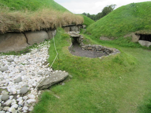 Knowth, Republic of IrelandThis was another morning bus ride out of Dublin to a Neolithic site. The 