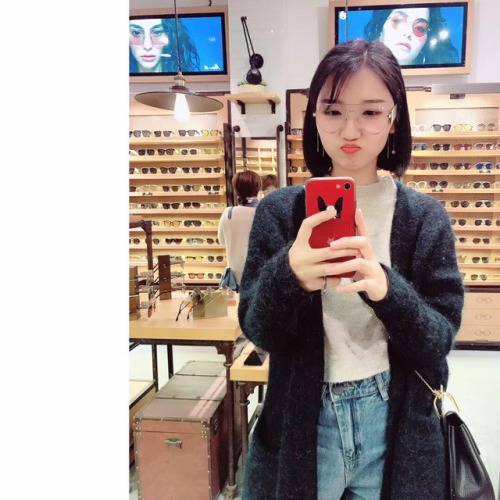 hdhhdbhdjjd: slutttyychinese: 白天装正经晚上就发骚的臭婊子母狗 有更贱的狗奴想舔她的臭脚嘛？ 嗯，好。我愿意做她的奴。服侍两位大人