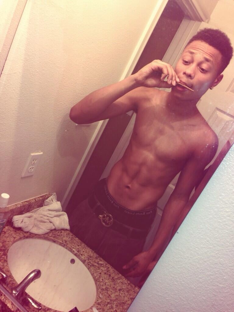 eatmysnicker:  thatsverygay:  Dee Tod  😍